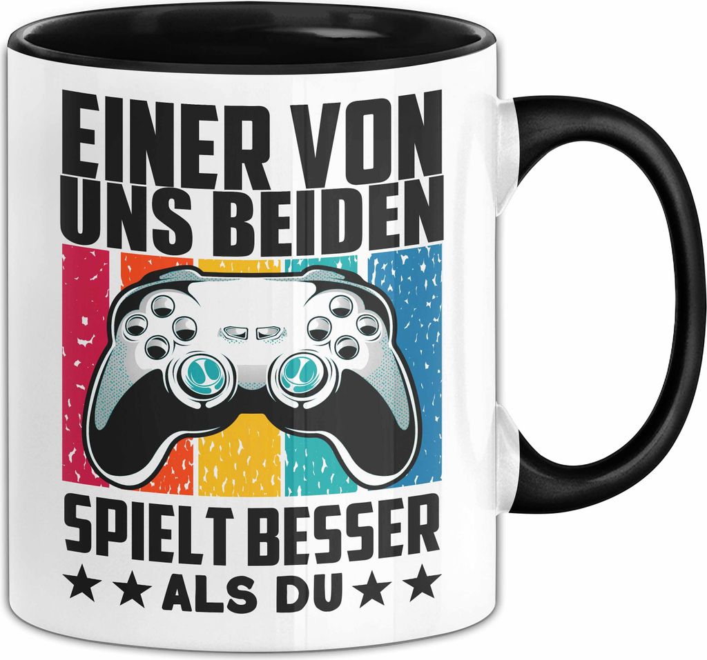 Gamer Tasse Geschenk Spruch Für Zocker Einer Von Uns Beiden Spielt Besser Als Du Becher (Schwarz)