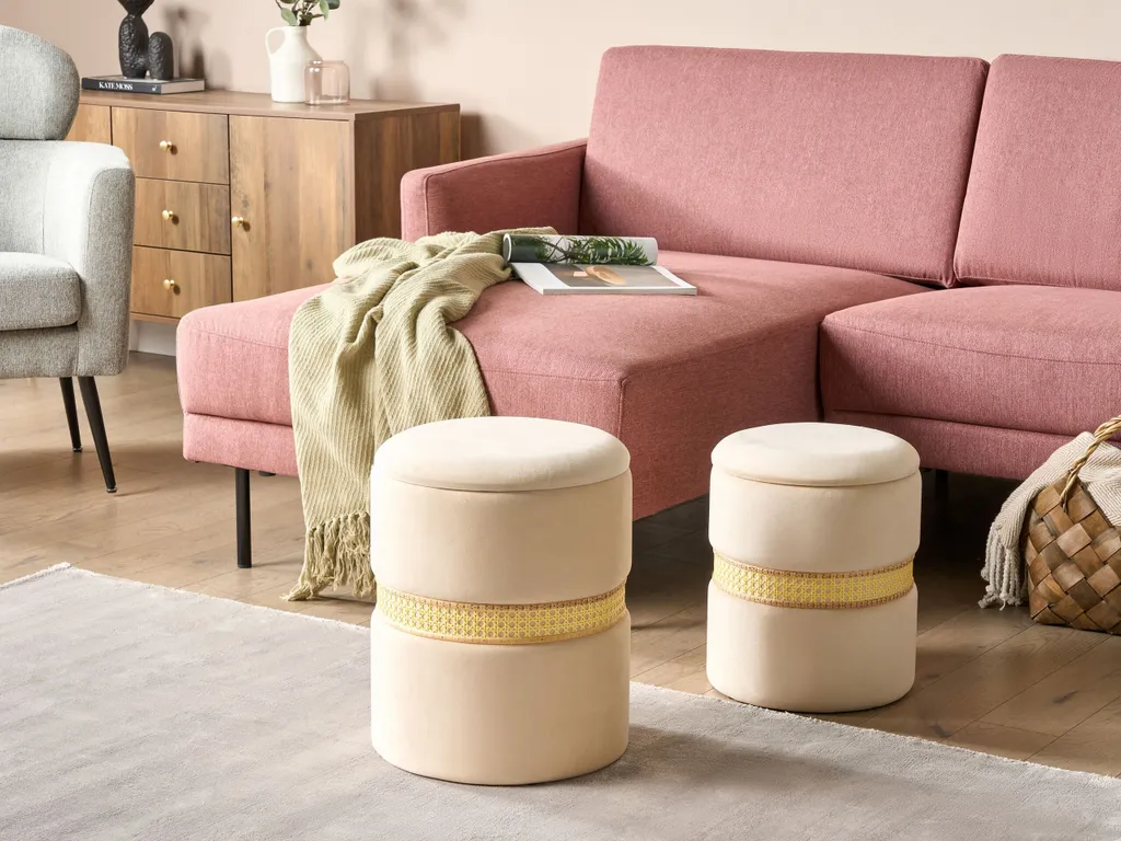 Tabourets coffres en velours clair avec détails rotin bohème