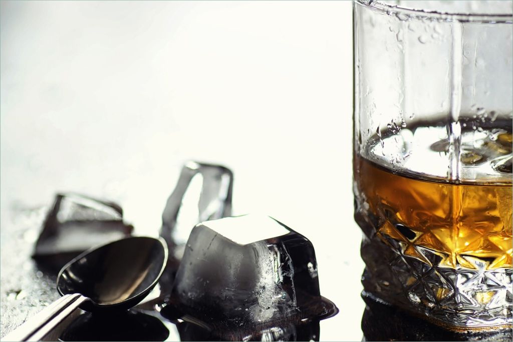 Wallario selbstklebendes Poster - Whiskey on the Rocks, Größe: 61 x 91,50 cm