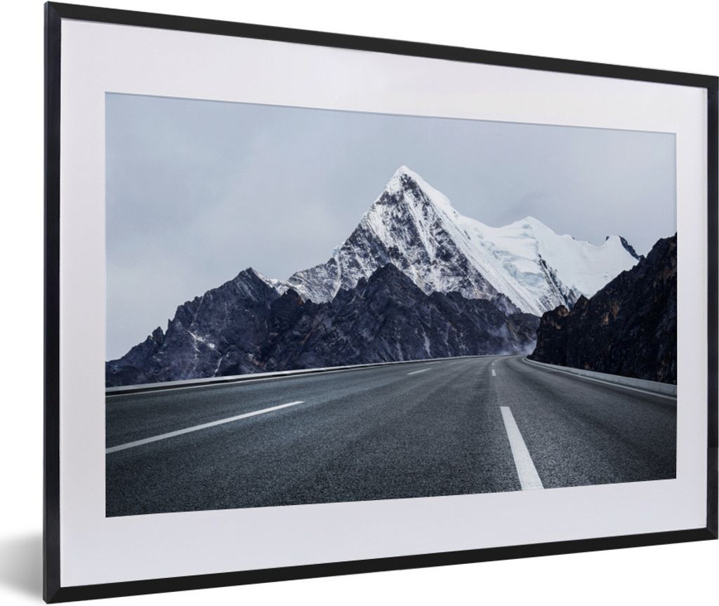 MuchoWow Gerahmtes Poster Schwarz-Weiß-Foto von einer Straße durch verschneite Berggipfel 60x40 cm - Poster mit Schwarzem Bilderrahmen Wandpost...