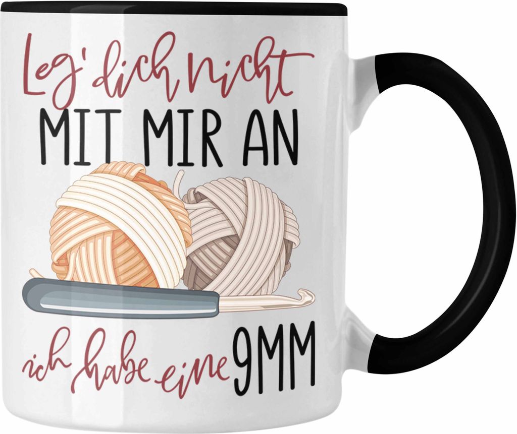 Trendation - Stricken Tasse Geschenk Häckeln Leg Dich Nicht Mit Mir an Ich Habe Eine 9mm Geschenkide Oma (Schwarz)