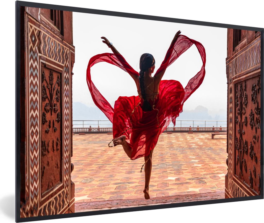 MuchoWow Gerahmtes Poster Taj Mahal - Tanzen - Frau - Rot 30x20 cm - Poster mit Schwarzem Bilderrahmen Wandposter Rahmen Foto Bilder - Kunstdruck...