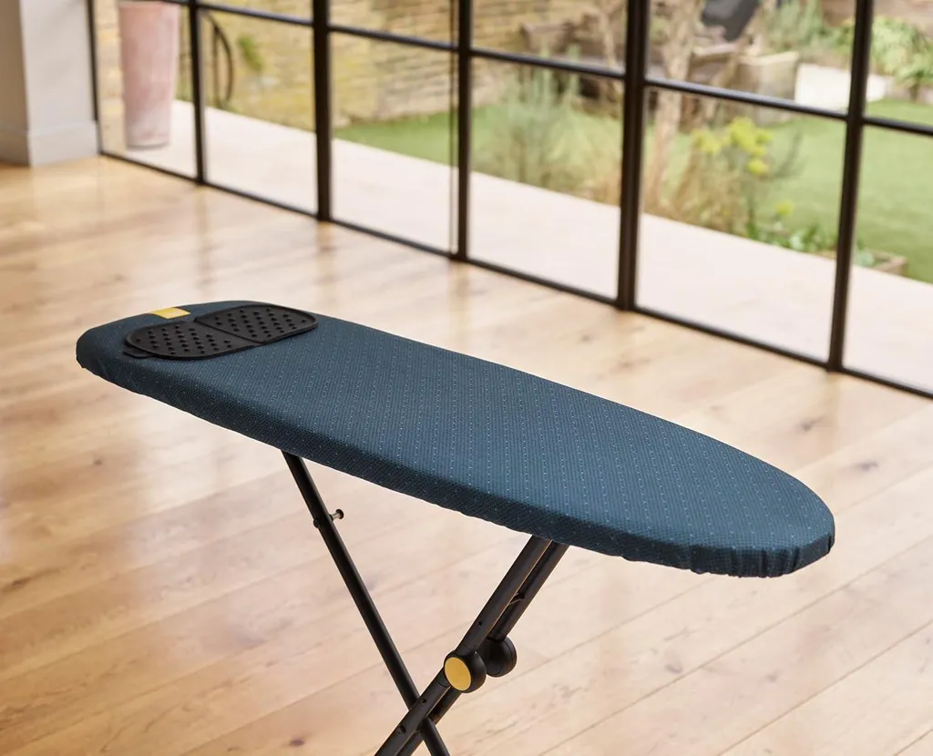 Table à repasser spéciale centrale vapeur - Modèle robuste et large