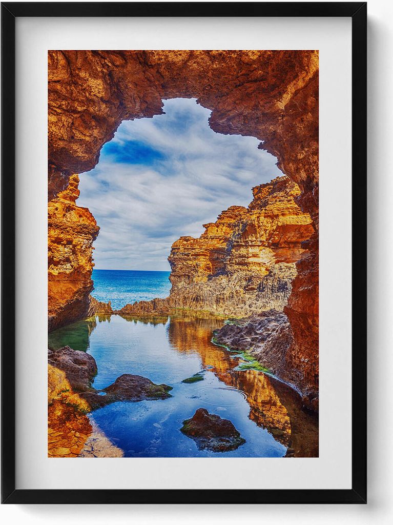 Blick von unter den Felsen auf das Meer– Wandbild mit Rahmen – Gerahmtes Bild – Wanddekoration – 50x70 cm – Schwarz Rahmen