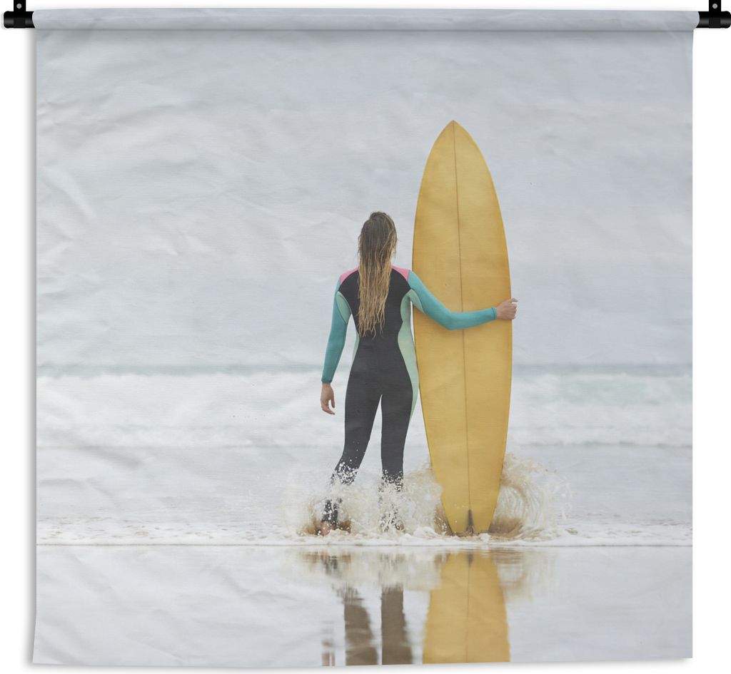 MuchoWow Wandteppich Wandbehang Weibliche Surferin steht neben dem Surfbrett 60x60 cm Tapisserie Dekoration Wandtuch - Dekorationen - Wand Decke