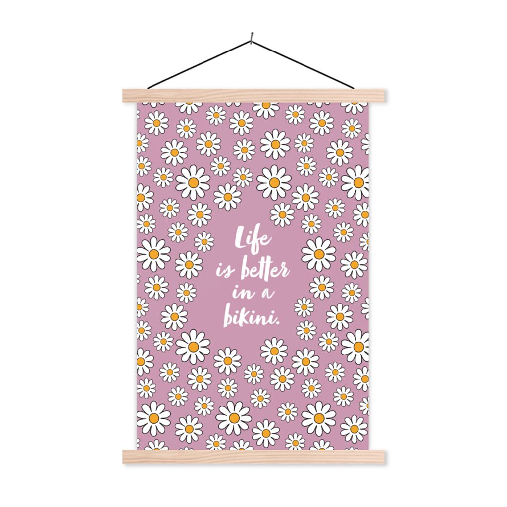 MuchoWow Textilposter Zitat - Blumen - Rosa - Das Leben ist besser im Bikini 60x90 cm mit holzfarbenen Rahmen - Textil