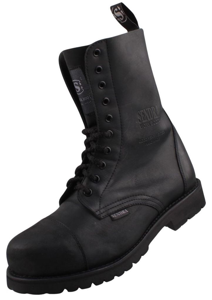 Auf dem Bild ist ein schwarzer Stiefel zu sehen der von der Seite betrachtet wird. Die Form des Stiefels wirkt robust und modern mit einer leicht glänzenden Oberfläche.