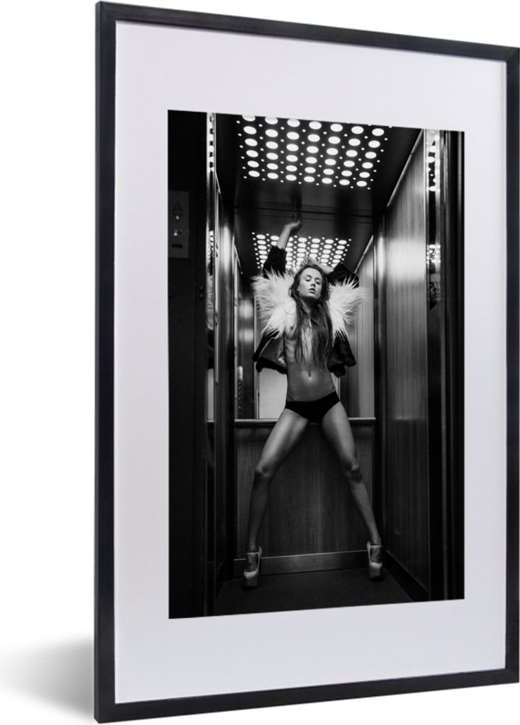 MuchoWow Gerahmtes Poster Frau - Tanzen - Aufzug - Schwarz und weiß - Unterwäsche 40x60 cm - Poster mit Schwarzem Bilderrahmen Wandposter Rahme...