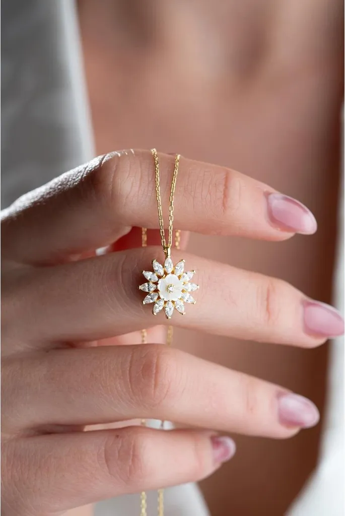 Collier fleur de magnolia en argent doré, le bijou idéal pour un mariage