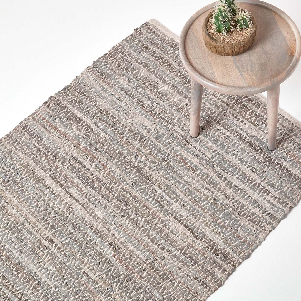 HOMESCAPES Grauer handgewebter Lederteppich mit Diamantmuster, 90 x 150 cm