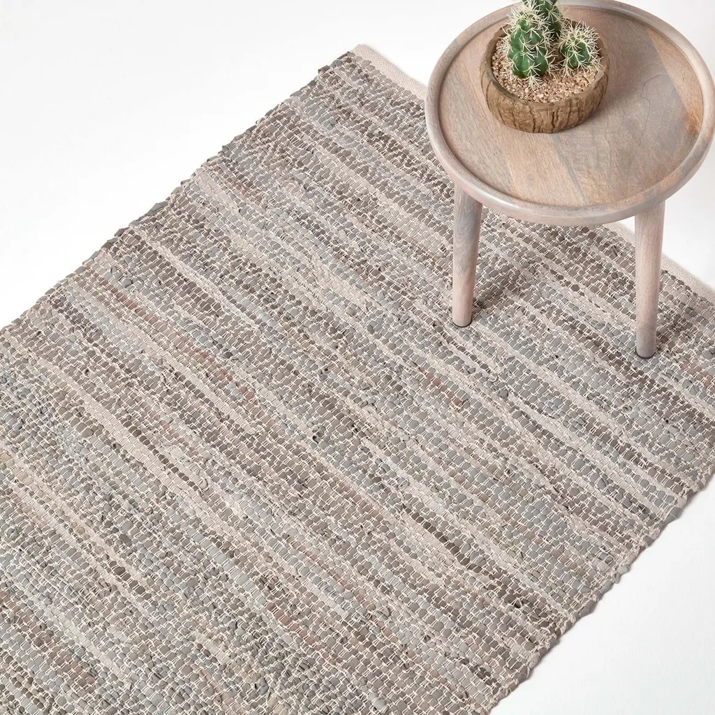 Tapis Homescapes en cuir gris tissé main motif losange - 90 x 150 cm