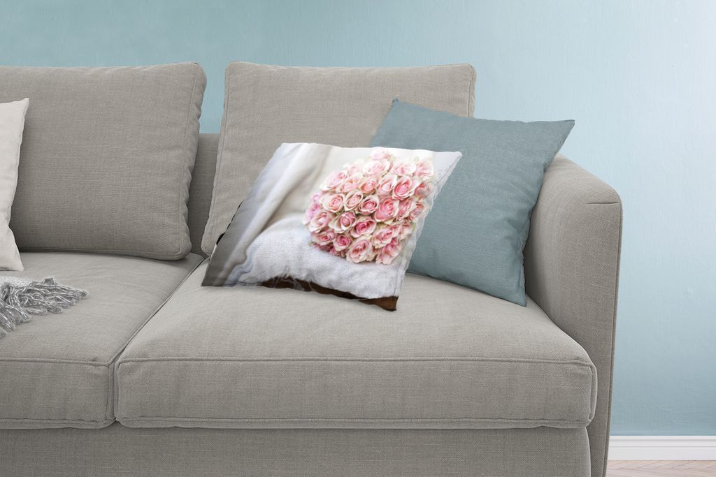 MuchoWow Zierkissen Sofakissen Wohnzimmer Dekokissen 60x40 cm Dieser Rosenstrauß liegt auf einer Bank mit einem weißen Tuch - Kopfkissen - Pols...