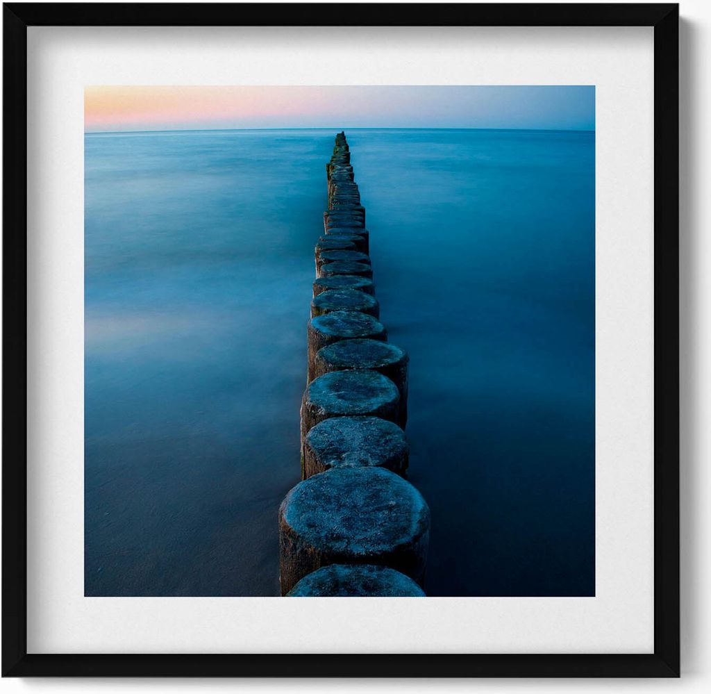 Holzpfähle im Meer– Wandbild mit Rahmen – Gerahmtes Bild – Wanddekoration – 50x50 cm – Schwarz Rahmen