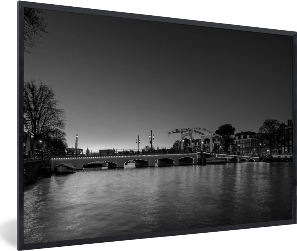 MuchoWow MuchoWow Gerahmtes Poster Schlanke Brücke über die Amstel - schwarz und weiß 30x20 cm - Poster mit zchwarzem Bilderrahmen - Kunstdr...