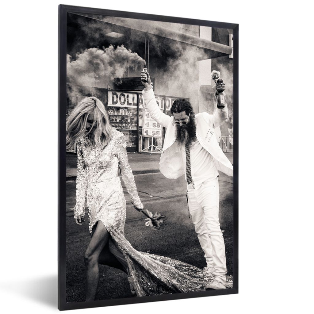 MuchoWow Gerahmtes Poster Las Vegas - Party - Ehepaar - Schwarz und weiß 40x60 cm - Poster mit Schwarzem Bilderrahmen Wandposter Rahmen Foto Bil...