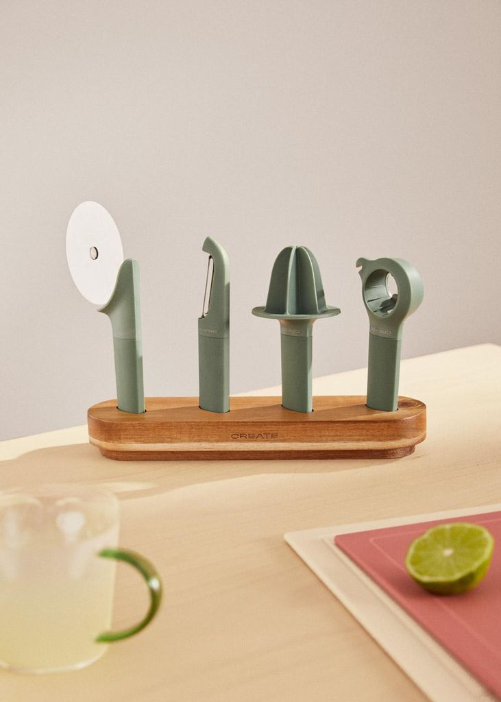 KITCHENWARE STUDIO - Set aus 4 Küchenutensilien mit Holzständer