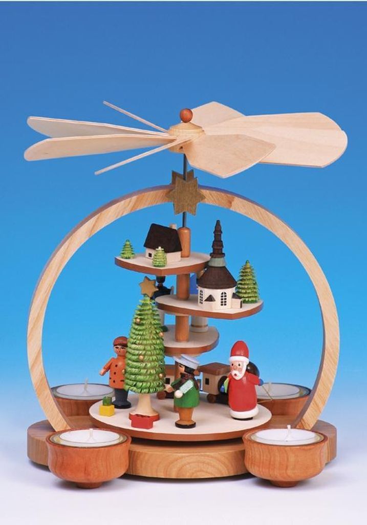 1-stöckige Stufenpyramide mit farbigen Figuren (24cm) von Knuth Neuber