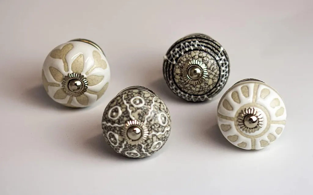 Relookez vos vieux meubles avec ces boutons en céramique gris et blanc
