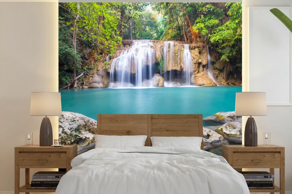 MuchoWow Fototapete für Wohnzimmer oder Schlafzimmer Wandtapete Vinyl Motivtapete Moosbewachsene Felsen vor dem Wasserfall im Erawan-Nationalpar...