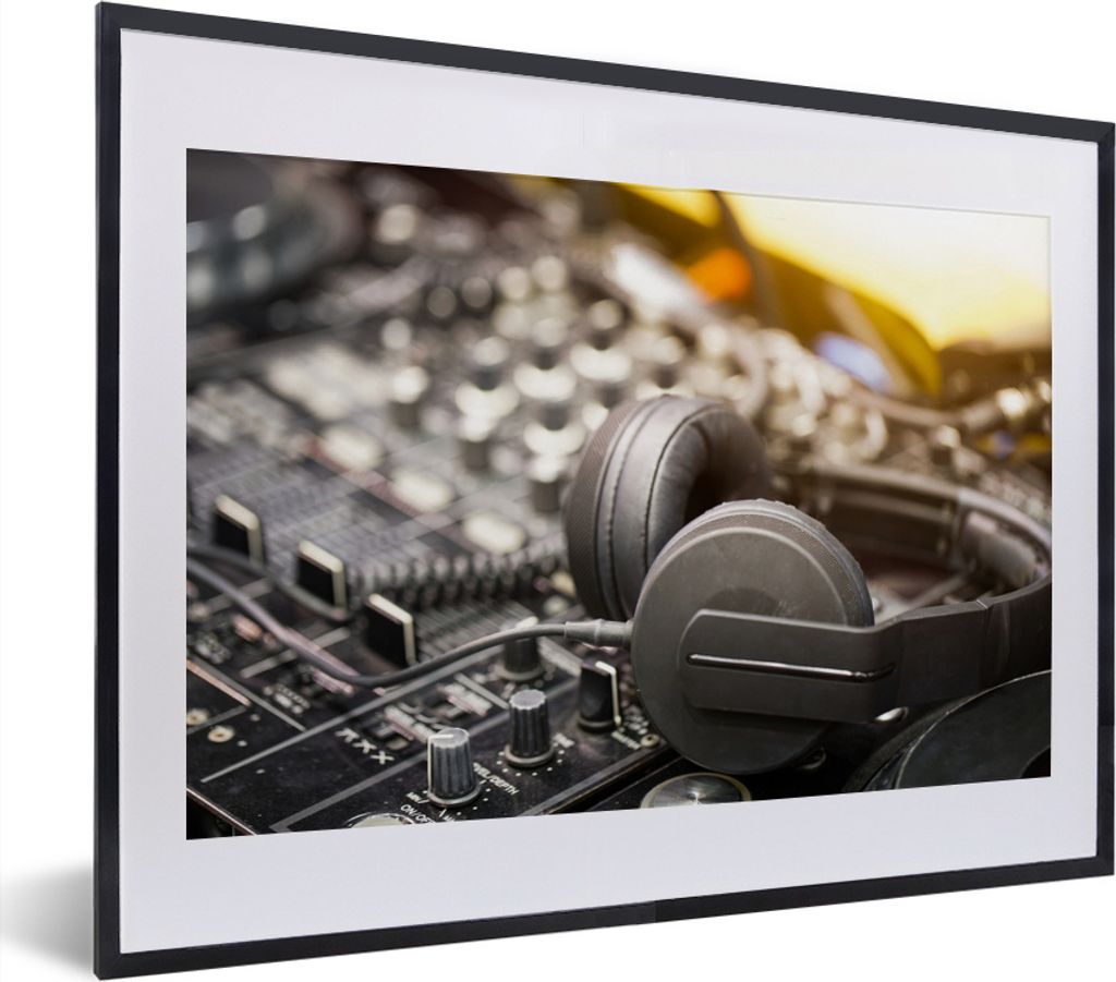 MuchoWow MuchoWow Gerahmtes Poster Graue Kopfhörer an einem Mischpult 40x30 cm - Poster mit zchwarzem Bilderrahmen - Bilderrahmen - Poster im ...