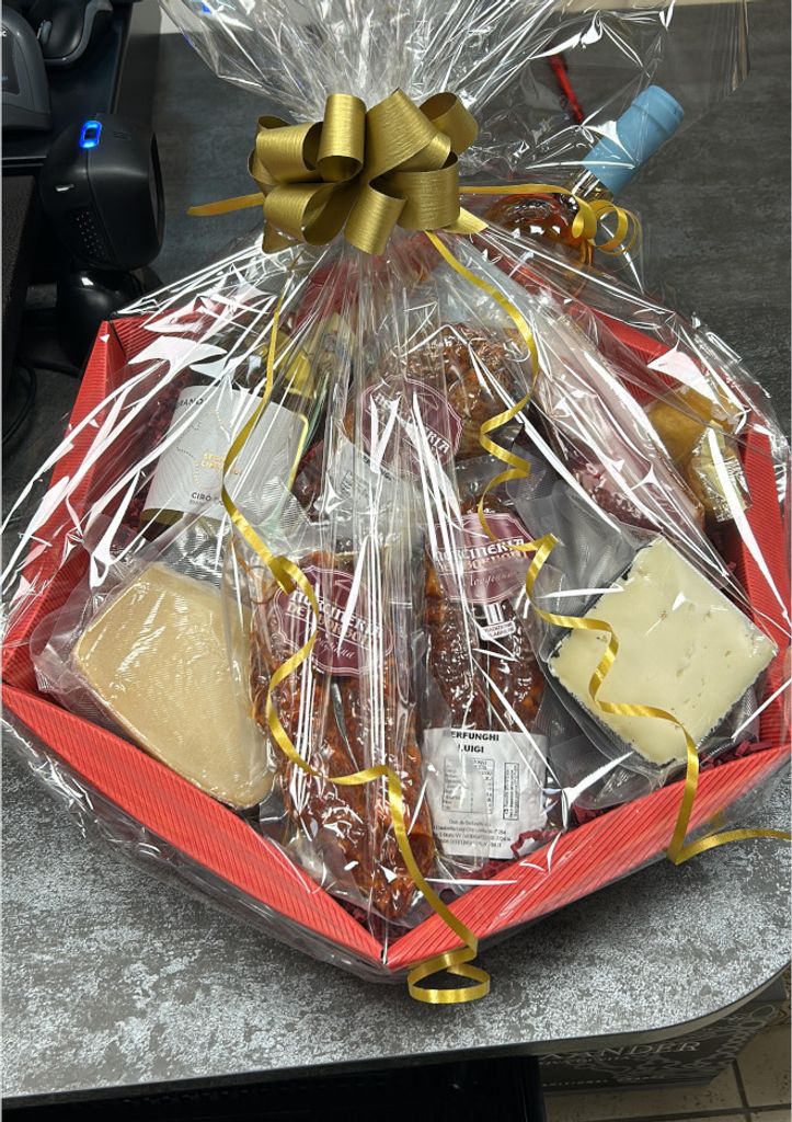 Geschenkkorb mit italienischen Feinschmecker-Spezialitäten - Salami, Käse, Wein