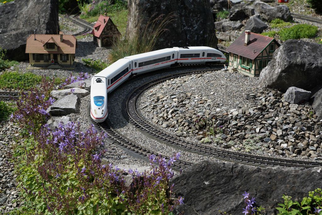 hansepuzzle 14191 - Garten-Bahn Puzzle, 2000 Teile, Natur, 90,0 x 60,0cm mit hochwertiger Aufbewahrung, Kartonbox und wiederverschließbarem Beutel
