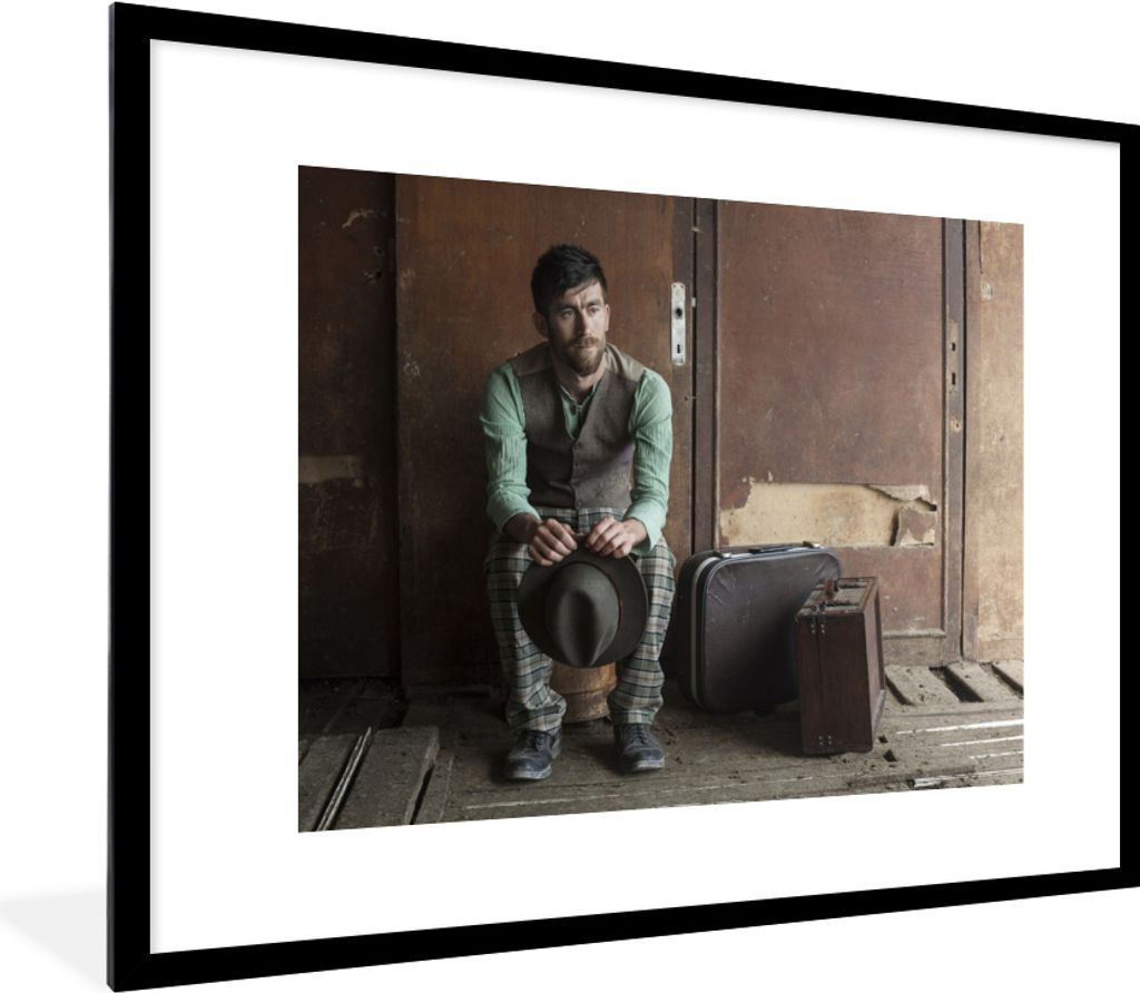 MuchoWow MuchoWow Gerahmtes Poster Koffer - Mann - Vintage 80x60 cm - Poster mit zchwarzem Bilderrahmen - Schlafzimmer-Dekorationen - Fotoposter