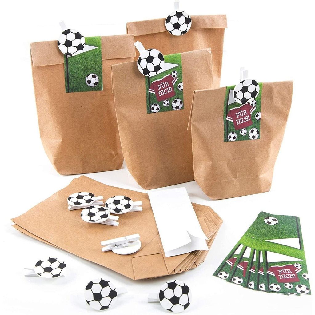 Logbuch-Verlag 12 Papiertüten 14 x 22 x 5,6 cm + Fußballklammer Aufkleber Mitgebsel Give-Away Kindergeburtstag Junge Fußballparty Fußball Deko ...
