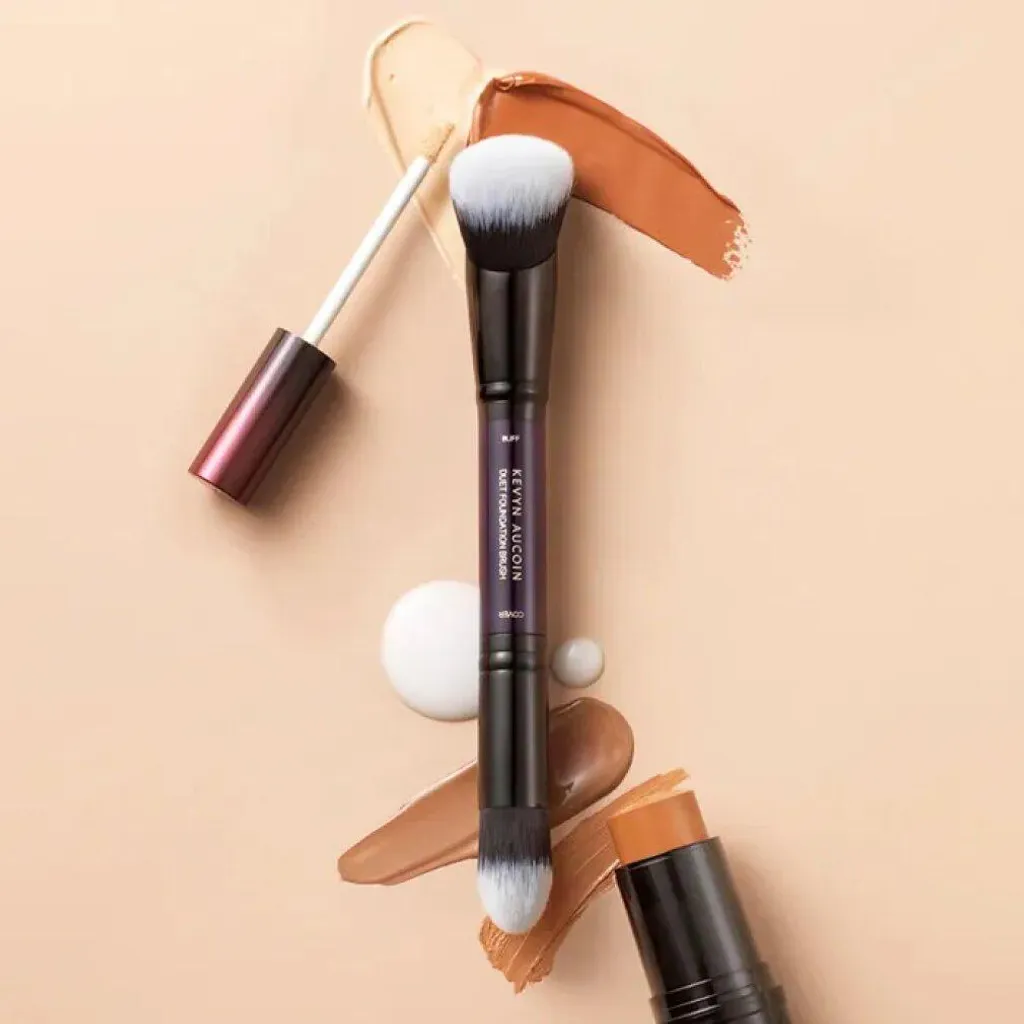The Duet Kevyn Aucoin Pinceau Fond de Teint Fibres Douces Haute Densité
