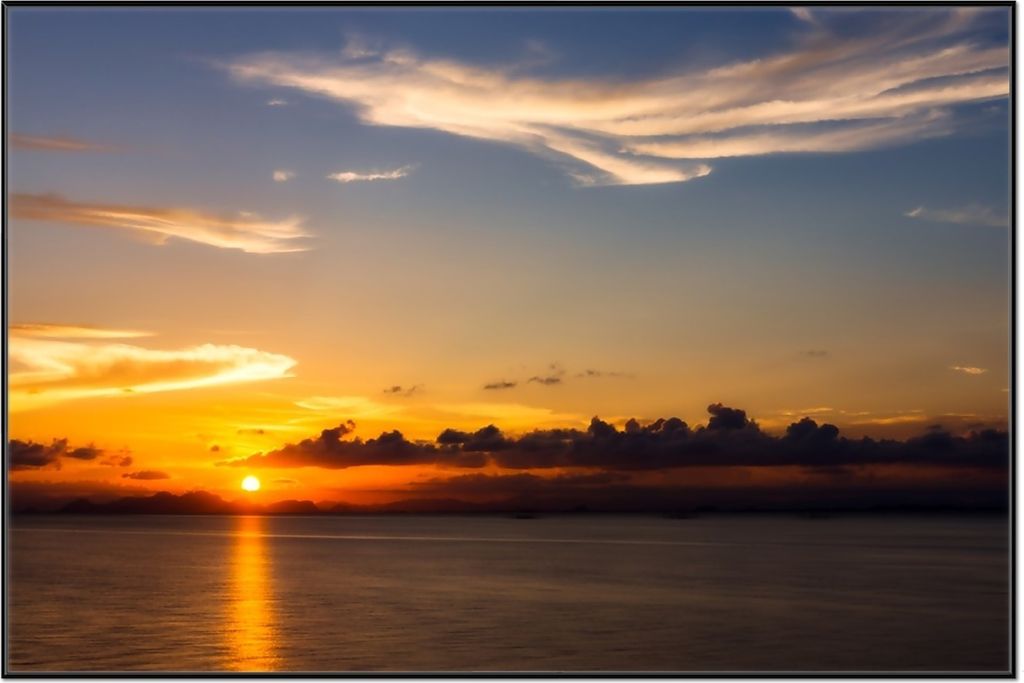 Wallario Wandbild Abenddämmerung über dem Wasser, Größe: 61 x 91,50 cm, Poster mit schwarzem Aluminiumrahmen