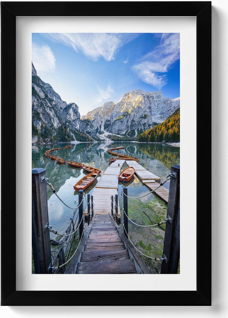 Boote auf einem Bergsee– Wandbild mit Rahmen – Gerahmtes Produktbild 
