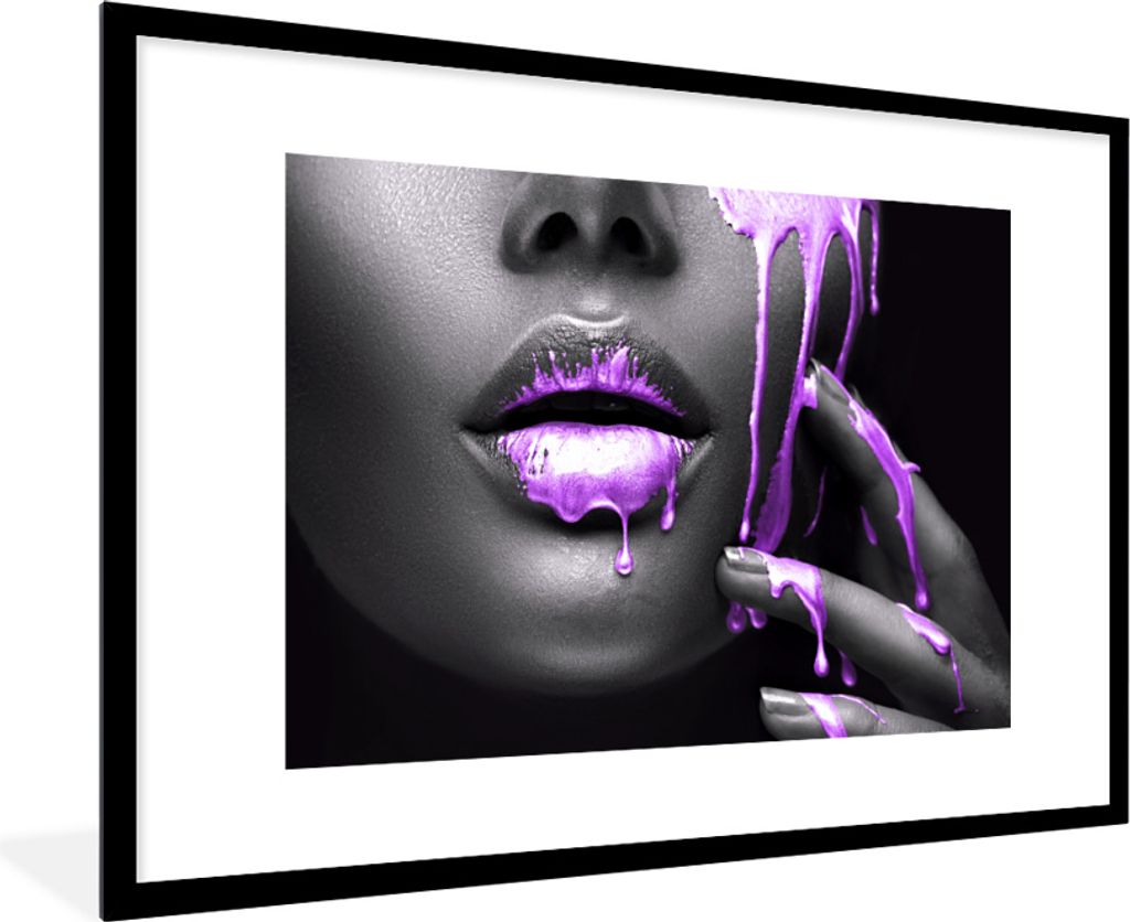 MuchoWow MuchoWow Gerahmtes Poster Lippen - Lila - Schwarz 90x60 cm - Poster mit zchwarzem Bilderrahmen - Wanddekoration - Fotos