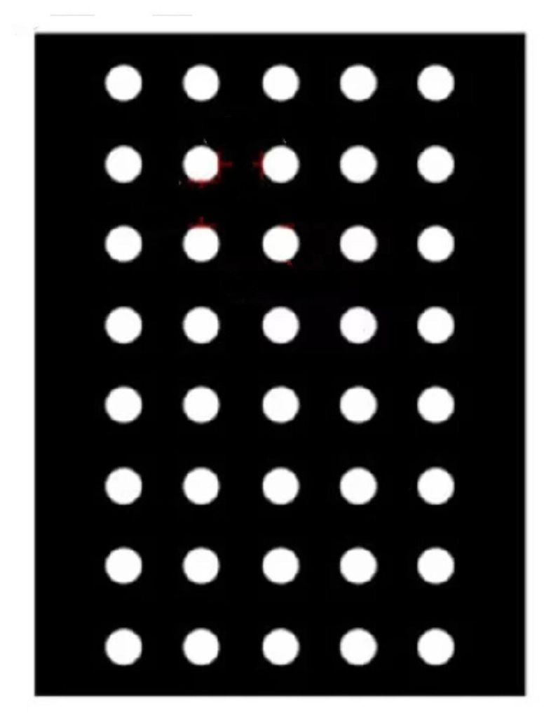 Schwarze rechteckige Folie mit einem Gitter aus weißen kreisförmigen Perforationen