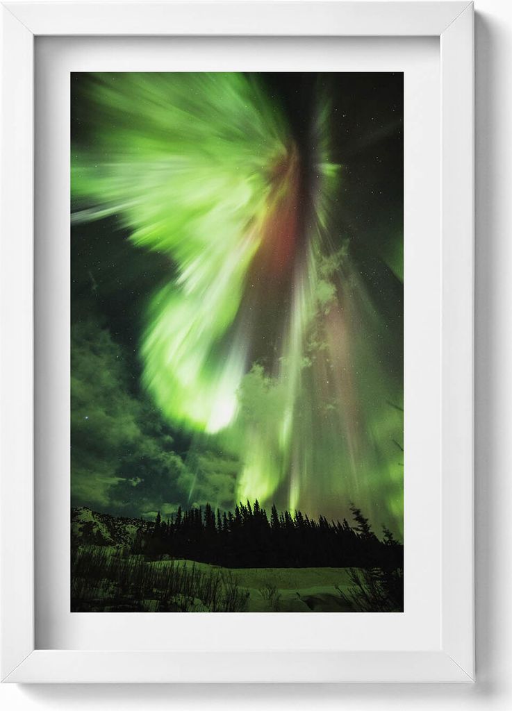 Grüne Polarlichter über dem Wald– Wandbild mit Rahmen – Gerahmtes Bild – Wanddekoration – 20x30 cm – Weiß