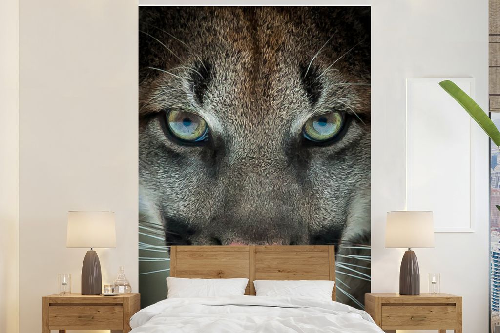 MuchoWow Fototapete für Wohnzimmer oder Schlafzimmer Wandtapete Vinyl Motivtapete Ein Puma mit blauen Augen in Nahaufnahme - 195x300 cm - Das Hi...