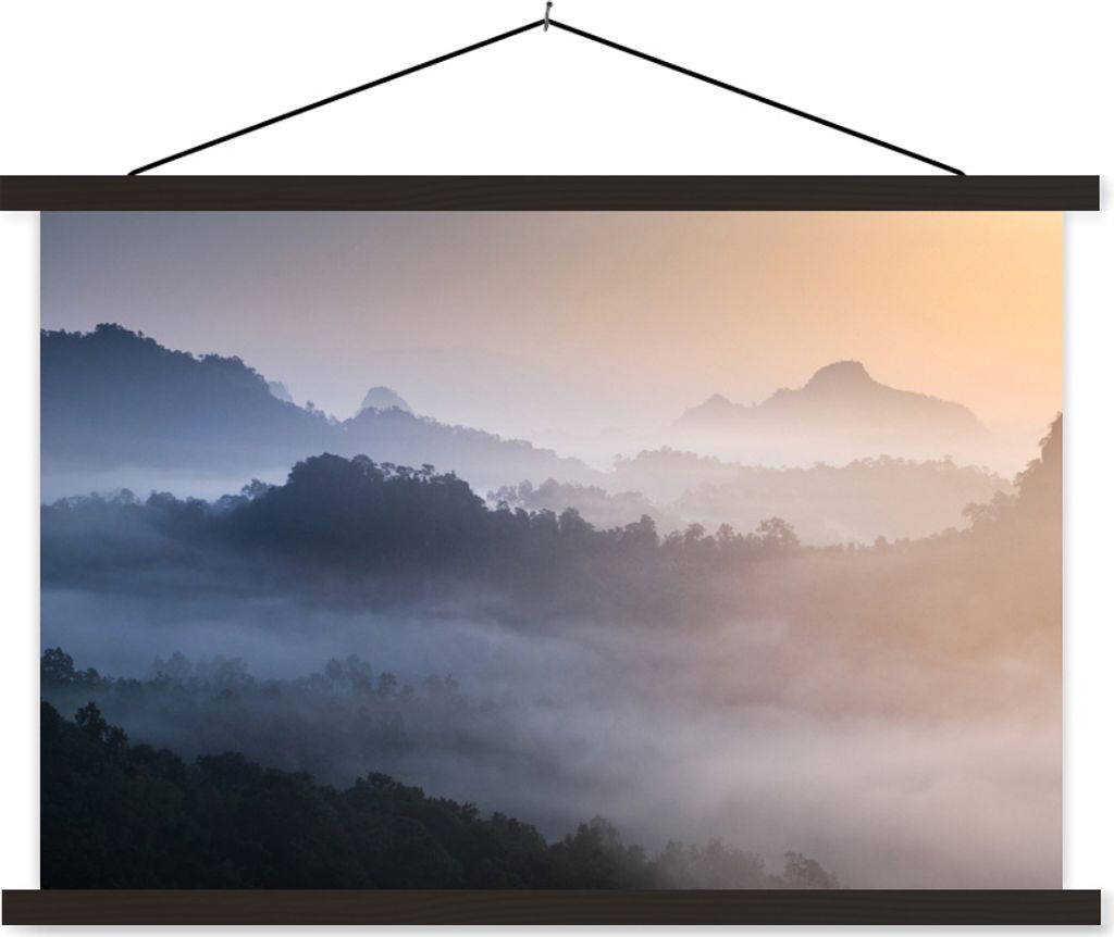 MuchoWow Textilposter Der Nebel zieht zwischen den Berggipfeln hindurch 120x80 cm mit schwarzem Rahmen - Wanddeko