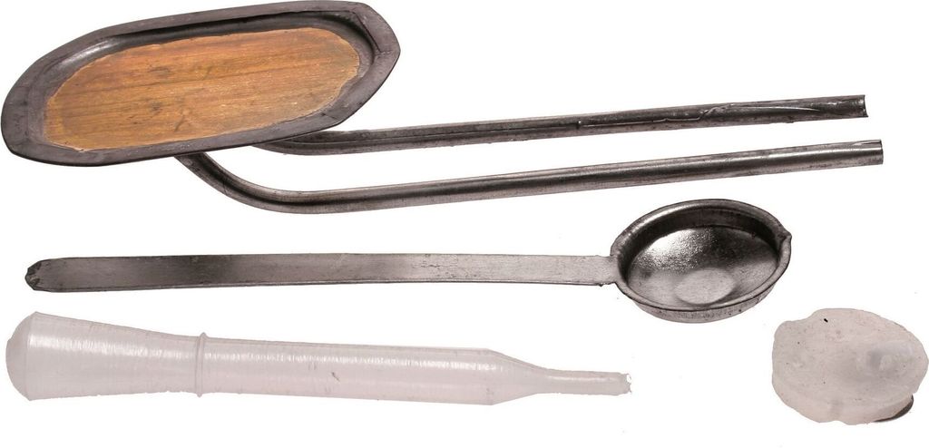 Dampfmotor mit Kerze und Pipette
