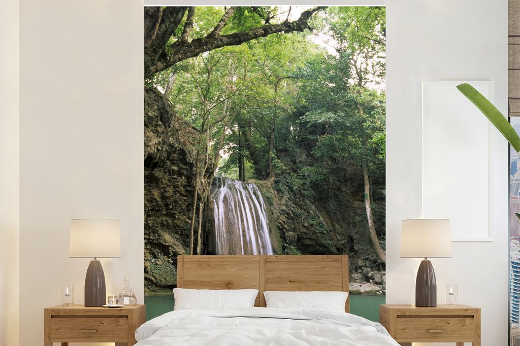 MuchoWow Fototapete für Wohnzimmer oder Schlafzimmer Wandtapete Vinyl Motivtapete Ein hoher Wasserfall in Thailands Erawan-Nationalpark - 155x24...