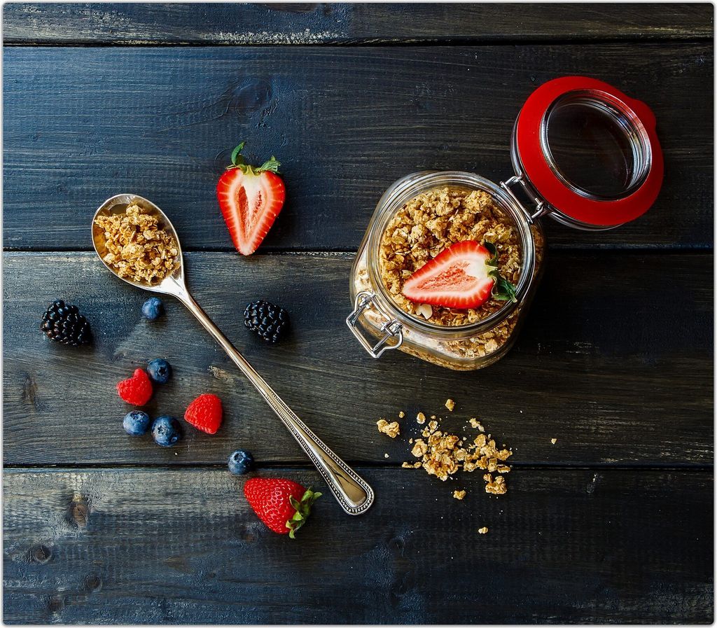 Spritzschutz Herdabdeckplatte Schneidebrett aus Glas Granola und Erdbeeren 1-Teilig (60x52cm)