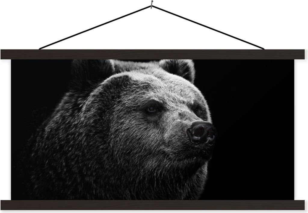MuchoWow Textilposter Kamtschatka-Bär auf schwarzem Hintergrund in schwarz und weiß 90x45 cm mit schwarzem Rahmen - Klemmleisten