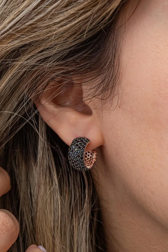 Boucles d'oreilles créoles larges or rose serties de zircons noirs - 4