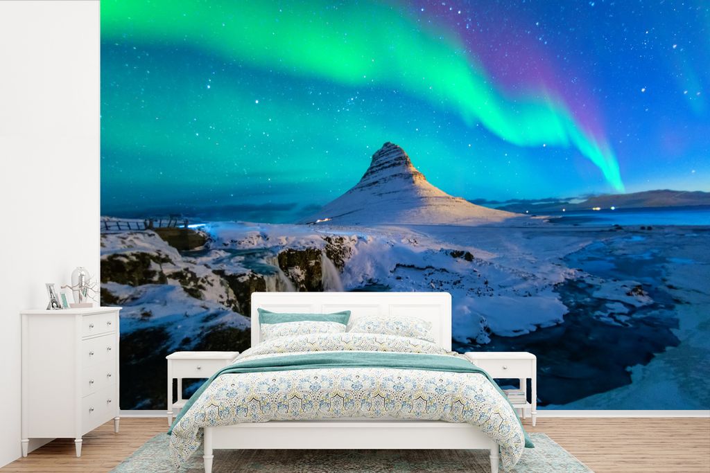 MuchoWow Fototapete für Wohnzimmer oder Schlafzimmer Wandtapete Vinyl Motivtapete Nordlichter über Kirkjufell - 525x350 cm - Das Hintergrundbild