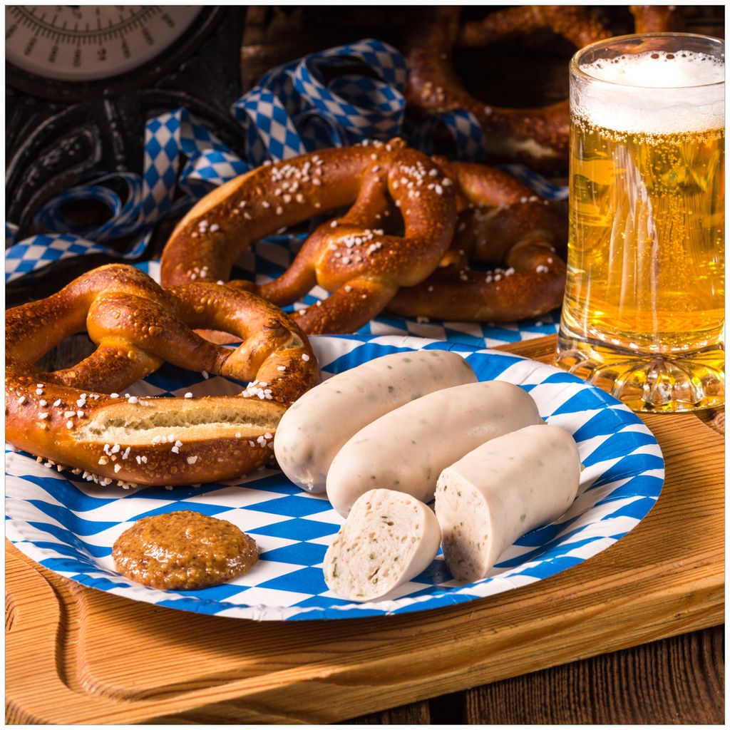 Wallario Premium Glasbild, freischwebende Optik, kräftige Farben, Größe 50 x 50 cm Motiv Bayerische Brotzeit mit Weißwurst, Brezel und Bier