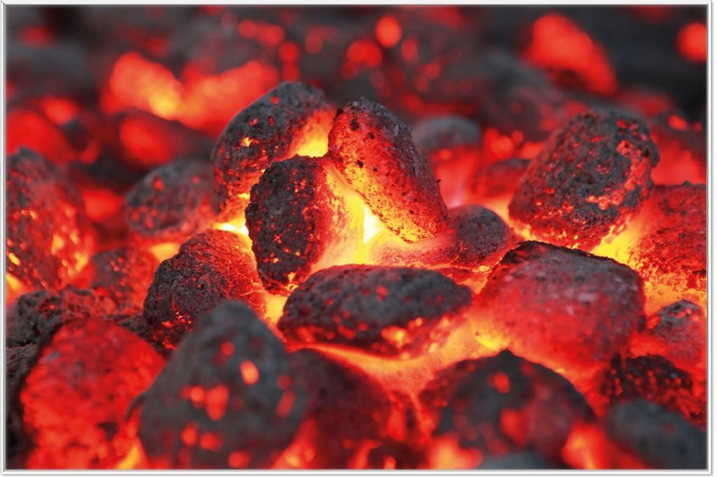 Wallario Wandbild Glühende Kohlen im Kamin, Größe: 61 x 91,50 cm, Poster mit weißem Aluminiumrahmen