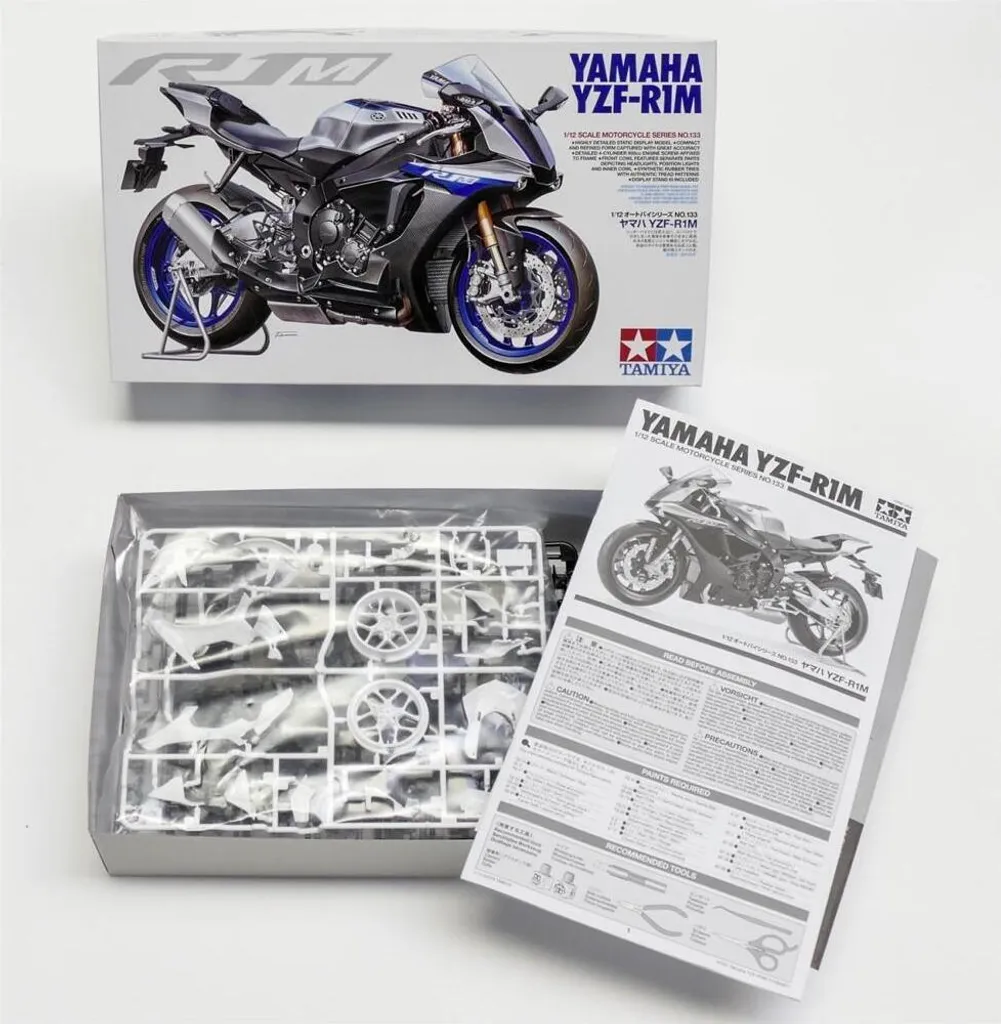 Yamaha YZF-R1M détaillée 1:12 avec socle d'exposition - Modèle kit