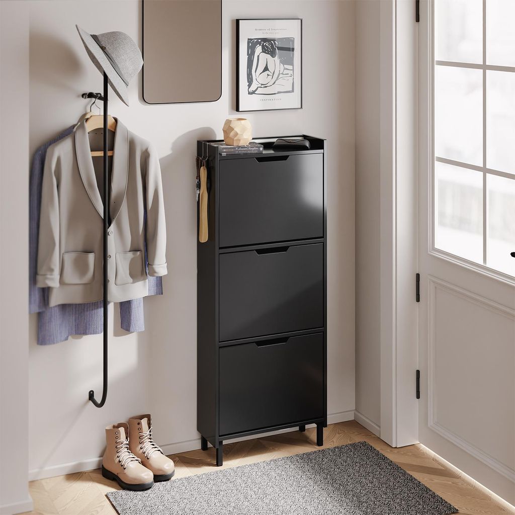 SoBuy Schuhschrank FSR151-H-E-SCH in Schwarz im modernen Eingangsbereich mit Jacke und Hut am Haken