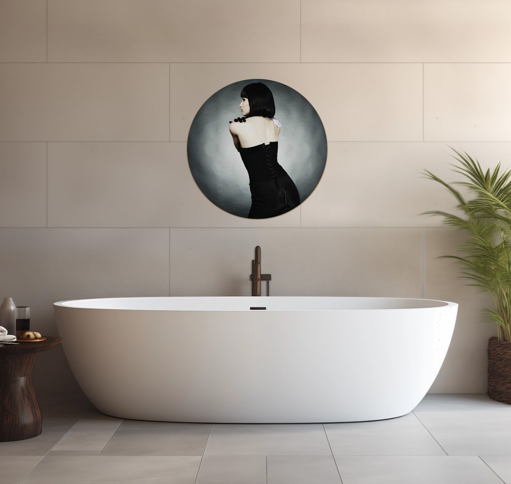 Wallario wasserfestes Poster selbstklebend 60 x 60 cm, Schöne Frau im schwarzen Kleid zeigt ihren Rücken, Badezimmerposter Spritzschutz mit Hochg...