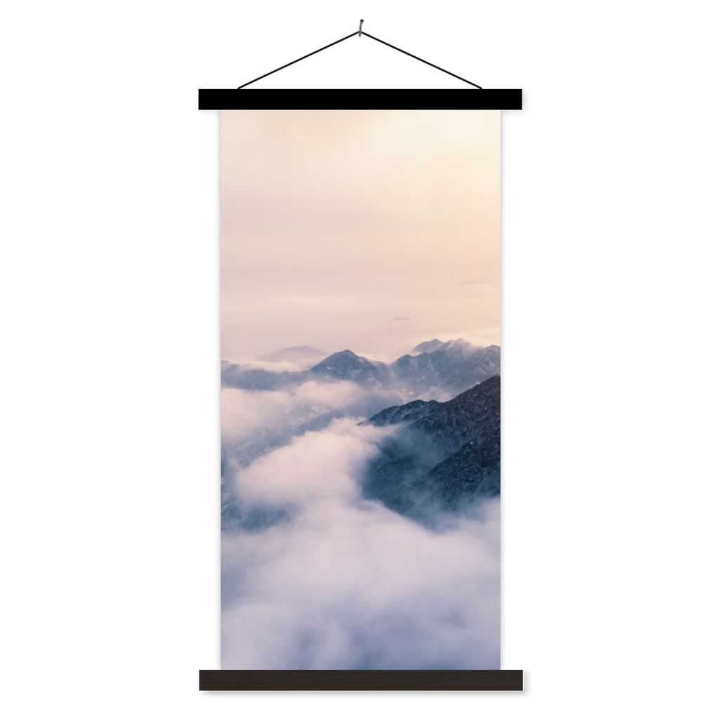 MuchoWow Textilposter Nebelschwaden ziehen über ein Gebirge 90x180 cm mit schwarzem Rahmen - Dekoration Wohnzimmer