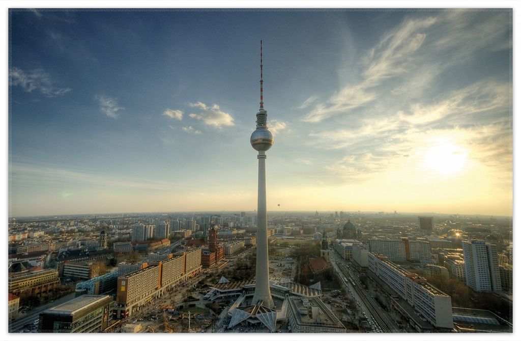 Wallario Premium Teppich, Größe 90 x 140 cm, Fernsehturm Berlin mit Panoramablick über die Stadt