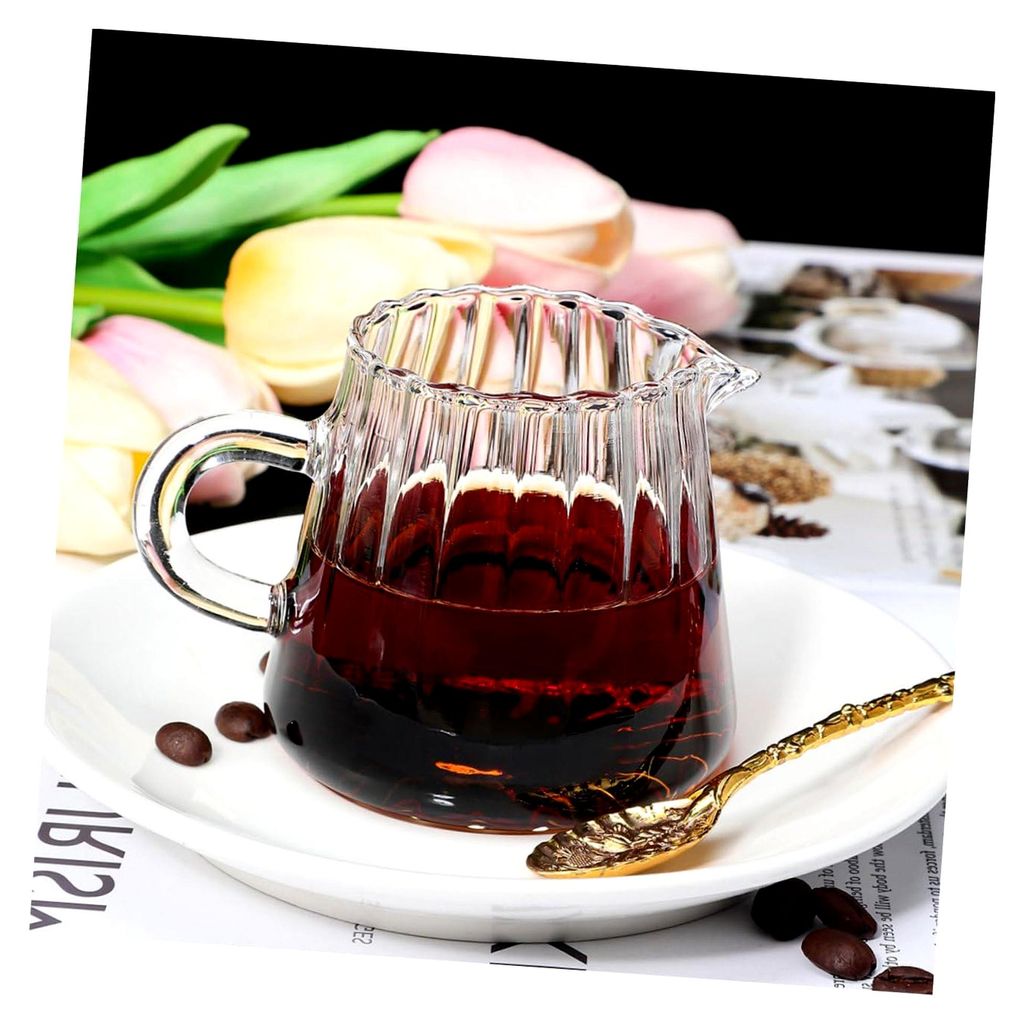 Milchkännchen aus Glas zum Aufschäumen mit Vertikalen Streifen Griff und Spitzem Ausguss Kompaktes Design für Küche Haushalt und Restaurant